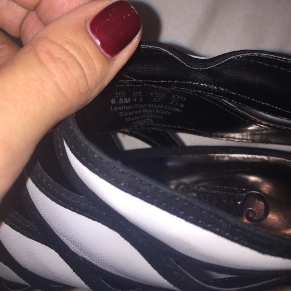 Carlos Santana Strata Black & White Heel - Picture 7 of 7